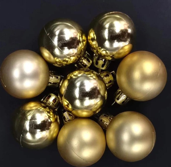 Náhradní zlaté koule s velikostí ozdoby 4cm včetně závěsu a koulí o velikosti 2,5 cm