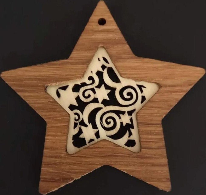 AMADEA Dřevěná ozdoba z masivu s vkladem - hvězda s ornamentem 8 cm