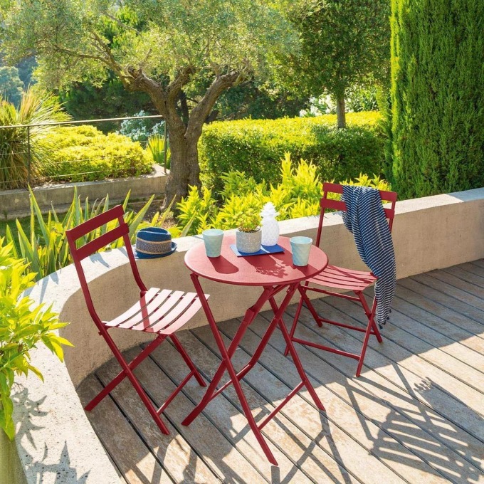 Skládací kulatý kovový zahradní stůl - praktické řešení pro menší prostory jako balkón nebo terasa