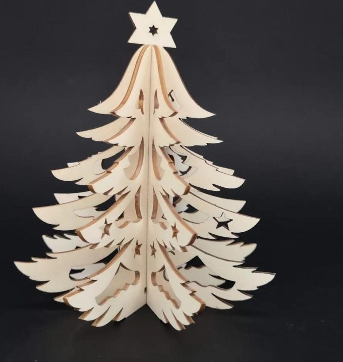 Dřevěný přírodní 3D stromeček vyrobený z překližky topolu, výška 15 cm, skládající se ze čtyř částí