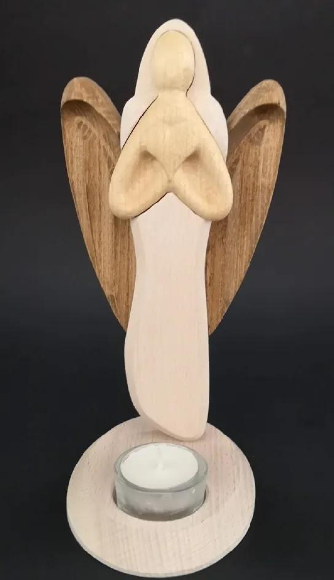 Dřevěný svícen ve tvaru anděla se srdcem, vyrobený z masivního bukového a javorového dřeva, s výškou 25 cm