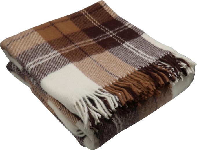 Vlněná deka s neutrálními barvami a tartanovým motivem v přírodních odstínech hnědé
