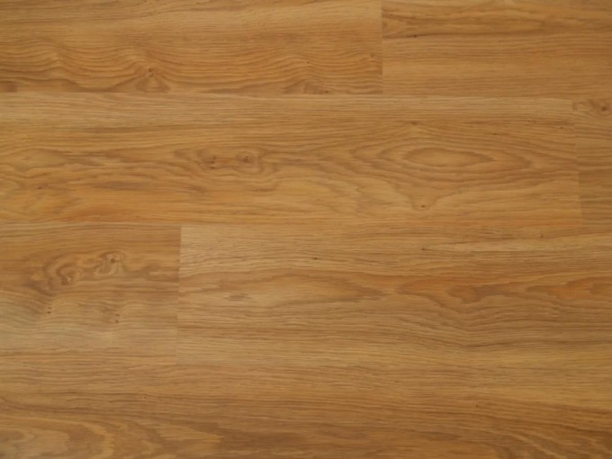 Laminátová podlaha v dubovém designu od značky Kronoswiss pro komerční prostory