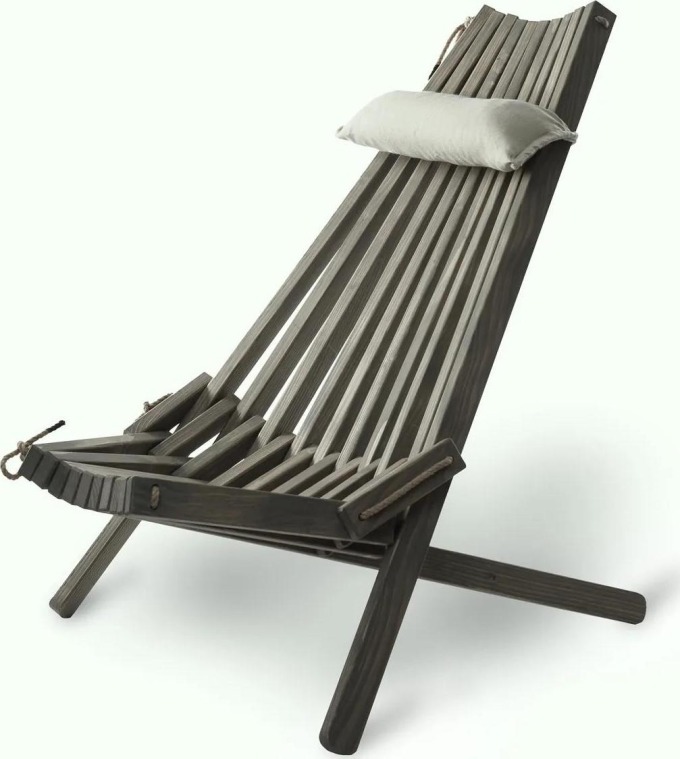 Skládací zahradní dřevěné křeslo s polštářkem ve šedém provedení pro maximální pohodlí a přizpůsobení tělu