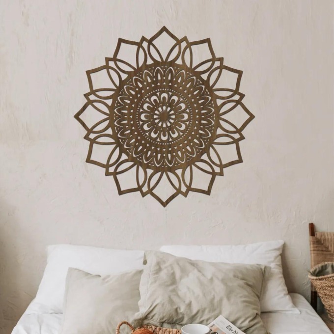 Dřevěná mandala na zeď s barevným vzorem a rozměry Ø 20 cm, přináší do domova kousek štěstí a harmonizuje a zklidňuje duši