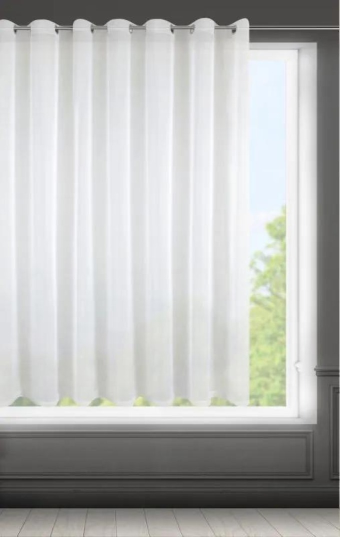 Bílá záclona na kroužcích LUCY o rozměrech 350x150 cm přináší lehkost a lesk do vašeho interiéru