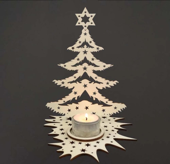 AMADEA Dřevěný svícen ve tvaru stromku 21 cm