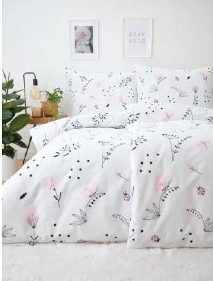 Jemná kvítka z luční louky na bílém bavlněném povlečení - minimalistický vzor pro milovníky přírody