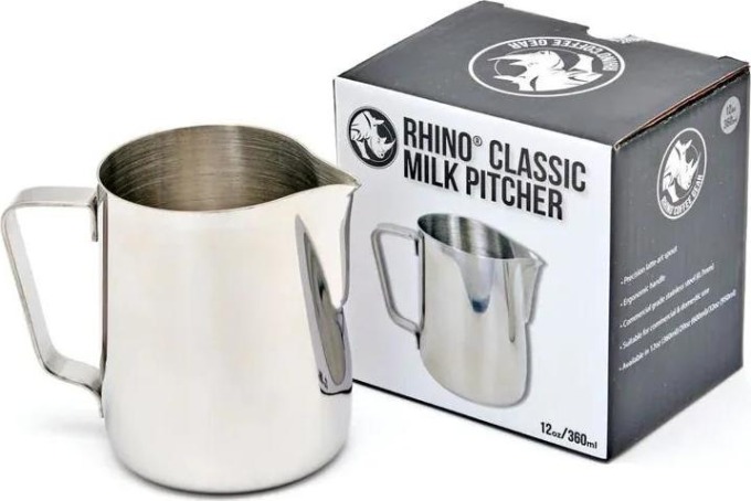 Profesionální konvička na mléko s ergonomickým uchopením od Rhino Coffee Gear, vhodná pro latte-art nadšence