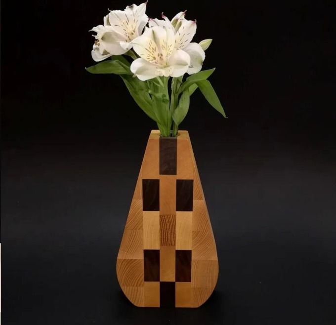 AMADEA Dřvěná váza trojúhelníková mozaika, masivní dřevo tří druhů dřevin, výška 23 cm