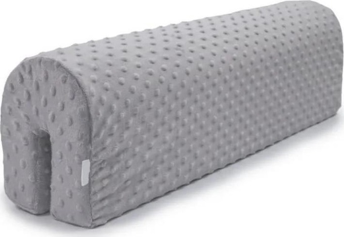 Hezký a praktický chránič na dětskou postel MINKY 70 cm - šedý, vyrobený z polyuretanové pěny T-25 a potah z MINKY (100% polyester), který zútulní každou dětskou postýlku a poskytne bezpečí při hraní i spaní