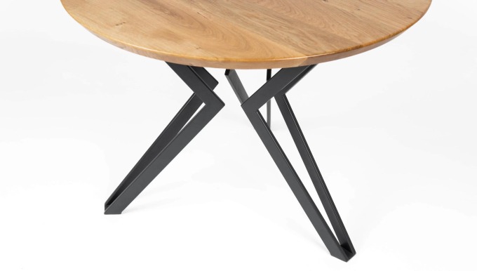 Dřevěný konferenční stolek s masivní deskou z dubu a černými ocelovými nohami