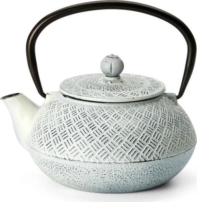 Bílá litinová konvice se sítkem na sypaný čaj o objemu 700 ml a s ručně vyrobeným víčkem a nerezovým sítkem