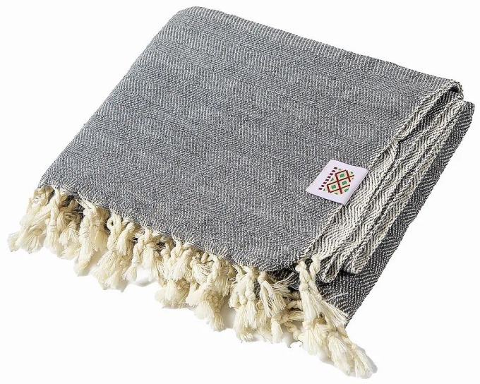 Ručně tkaná vlněná deka Nara XI - šedá, lehká a skladná deka ideální na cesty s barevně inverzním vzorem na rubové straně