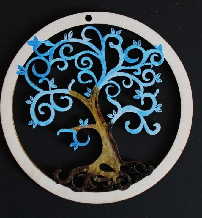 AMADEA Dřevěná ozdoba barevný strom v kolečku 9 cm