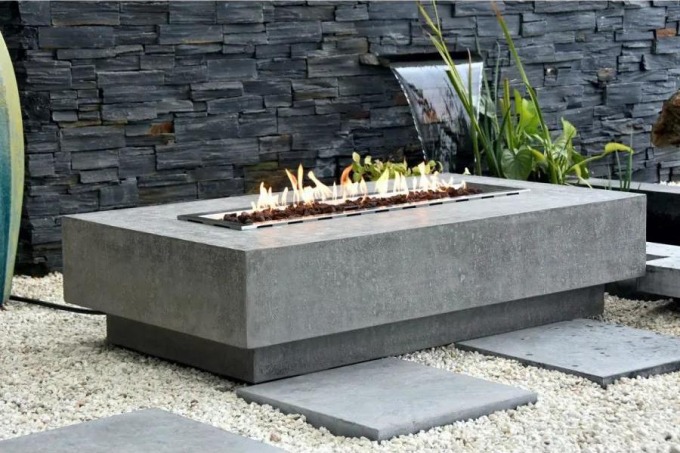 Betonový stůl s ohništěm v šedé barvě - praktický a designový stůl s ohništěm, který nahrazuje tepelný zářič a vytváří pohodovou atmosféru