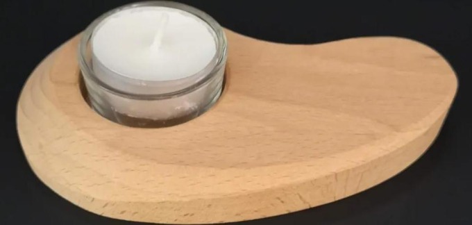 Dřevěný svícen ve tvaru ledviny z masivního bukového dřeva s kalíškem na čajovou svíčku