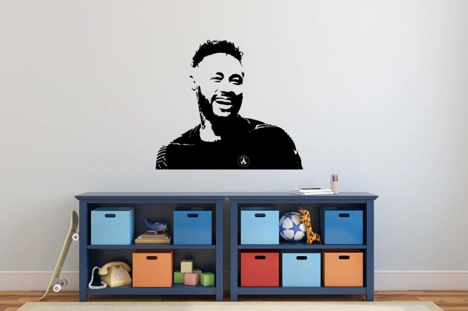 Samolepka na zeď s motivem Neymara ve světle zelené barvě o rozměrech 50x44cm, vyrobená z kvalitní fólie s matným povrchem a životností 3-5 let