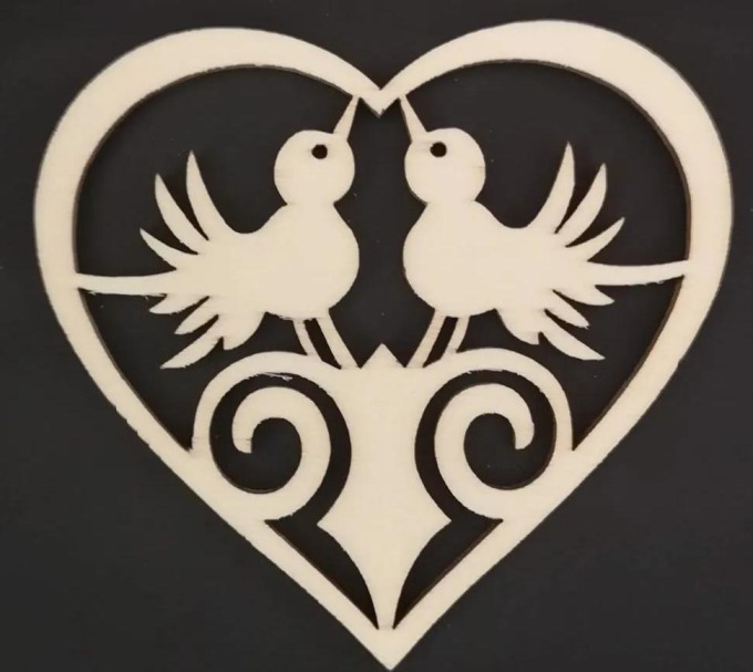 AMADEA Dřevěná ozdoba srdce s ptáčky 8 cm