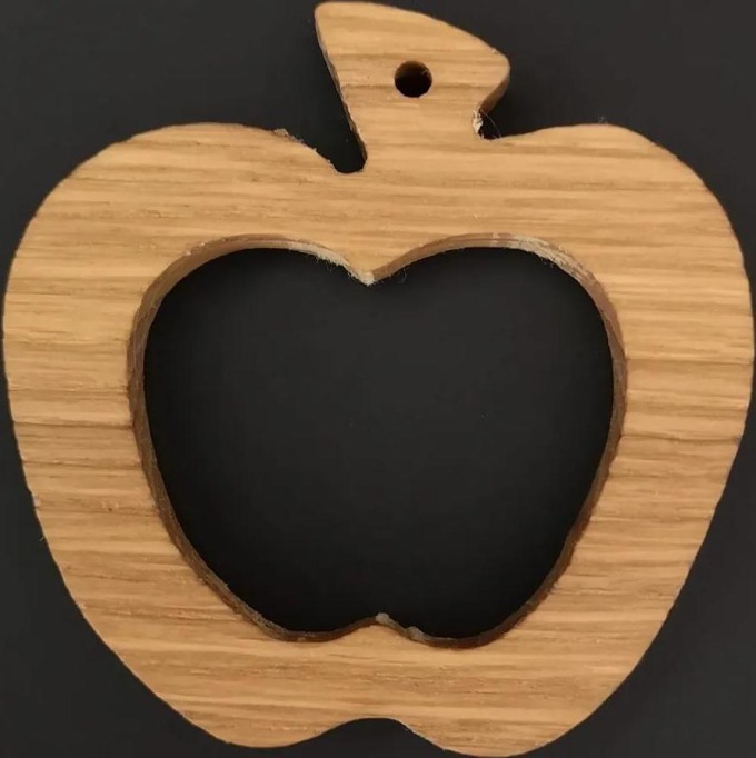 AMADEA Dřevěná ozdoba z masivu - jablko 6 cm