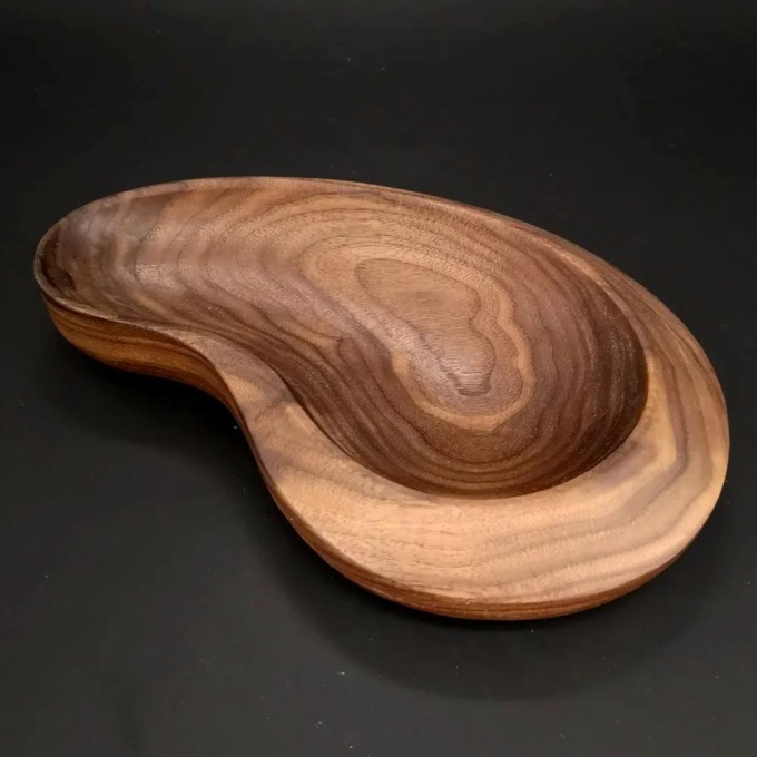 Masivní dřevěná miska ve tvaru ledviny z amerického ořechu, rozměr 26x16,5x4,5 cm, povrch ošetřený olejem