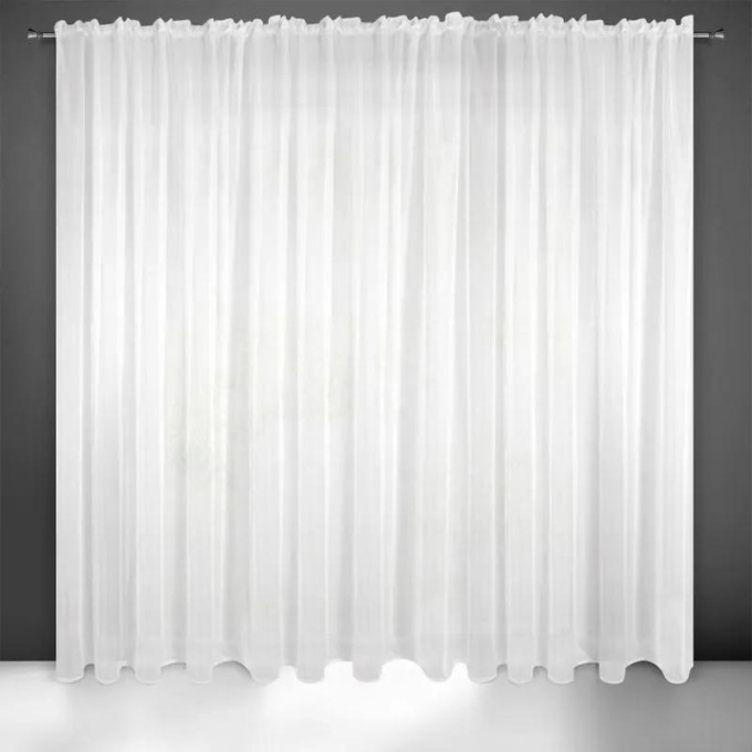 Bílá záclona na pásce LUCY s rovnoměrnými vlnami a sněhově bílou barvou pro osvěžení interiéru
