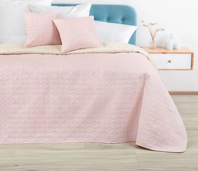 Designový přehoz na postel s ornamenty na růžovo-krémovém vzoru, rozměr 220 x 240 cm