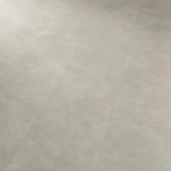 Lepená vinylová podlaha s dekorem betonu ve světle šedé barvě vhodná na podlahové topení a obklad schodů
