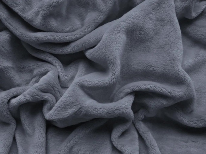 Mikroplyšové prostěradlo tmavě šedé barvy, které připomíná hebké kožíšky plyšáků, je ideální doplněk pro teploučký spánek v zimních měsících