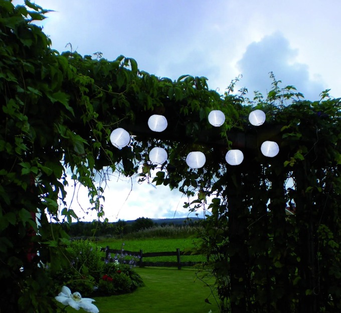 STAR TRADING Světelný lampionový řetěz na solární napájení White Festival, bílá barva, plast