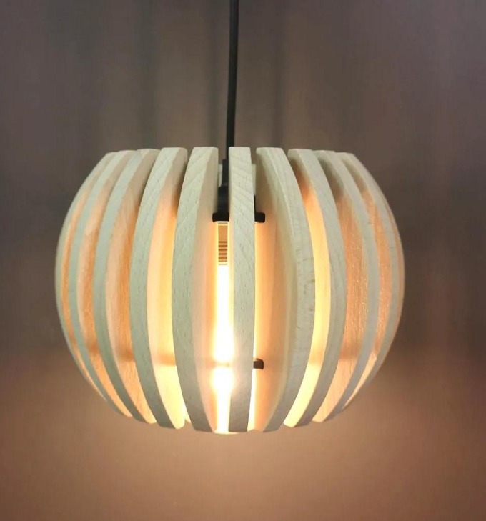 Dřevěné závěsné světlo designové sud 2, vyrobené z masivního bukového dřeva, velikost 22 x 16 cm