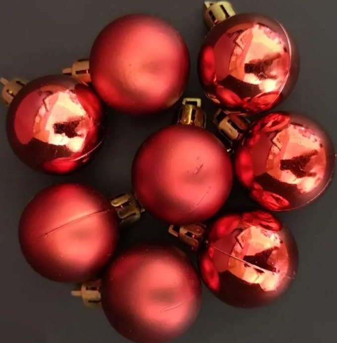 Náhradní červené koule o velikosti 2,5 cm s závěsem o délce 4 cm - 8 ks