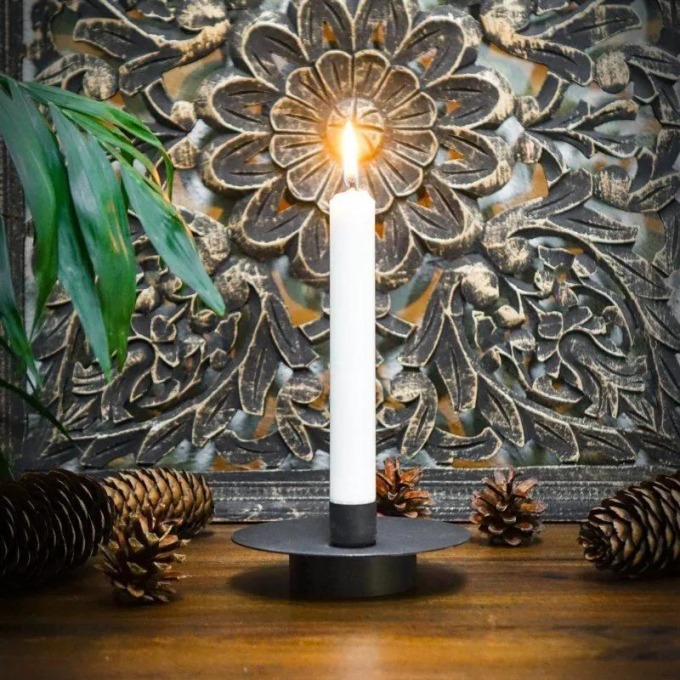Kovový stojací svícen Retro Circle přináší do vašeho interiéru neopakovatelnou atmosféru a je ideálním doplňkem pro vytvoření jedinečného designu