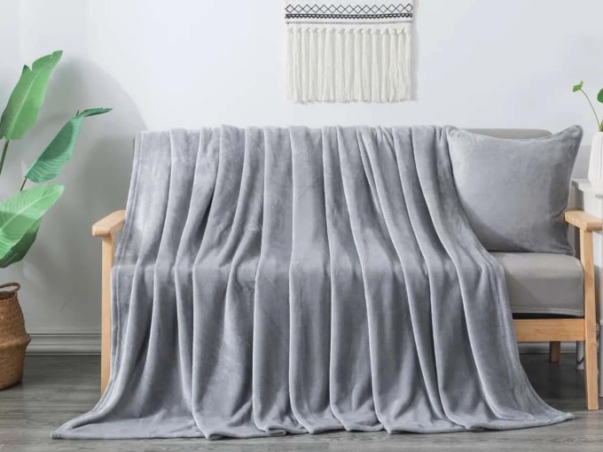 Mikroplyšová deka Exclusive - světle šedá, rozměry 200x230 cm, nabízí hedvábnou jemnost a příjemné teplo, vhodná pro minimalistický styl v ložnici i obývacím pokoji