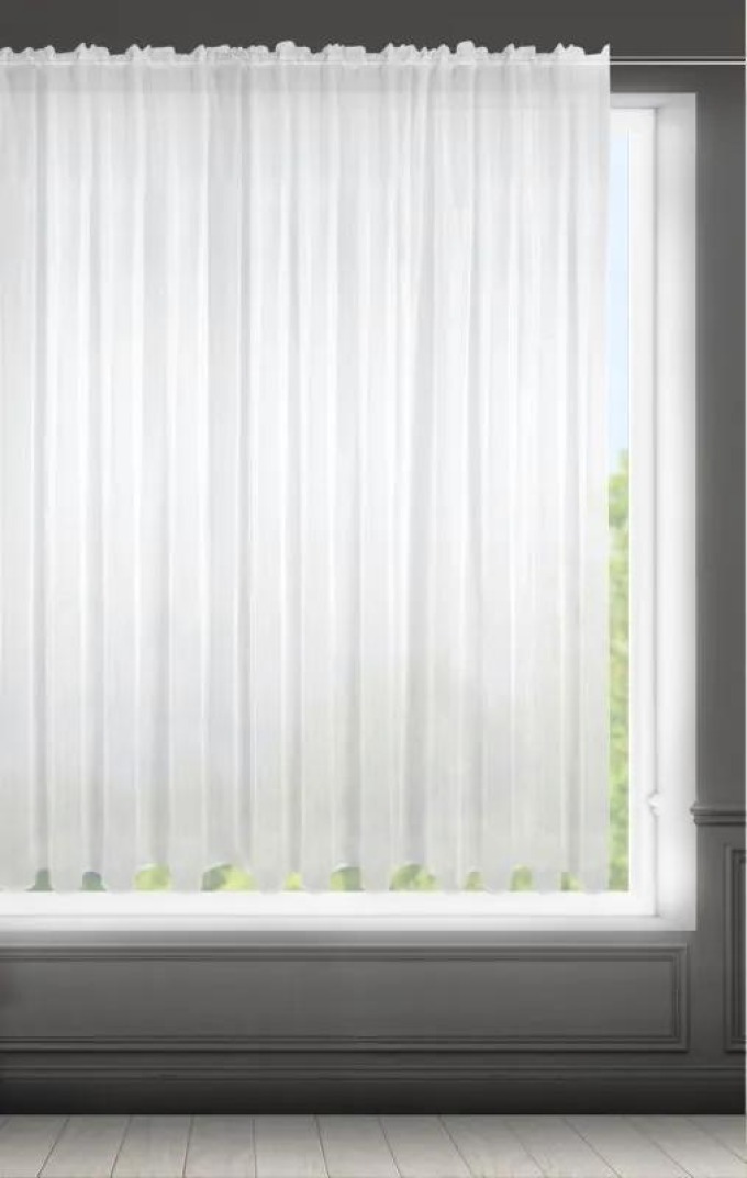 Bílá záclona na pásce LUCY 400x150 cm dodává interiéru lehkost a lesk, osvěžuje a změní jeho vzhled