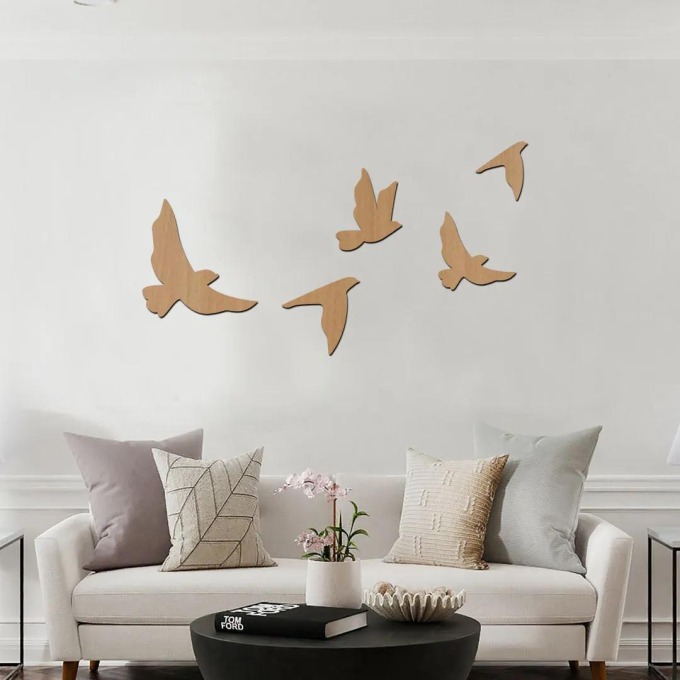 Dřevěná dekorace s motivem létajících ptáků, rozměry 15-20 cm, barevný vzor buk