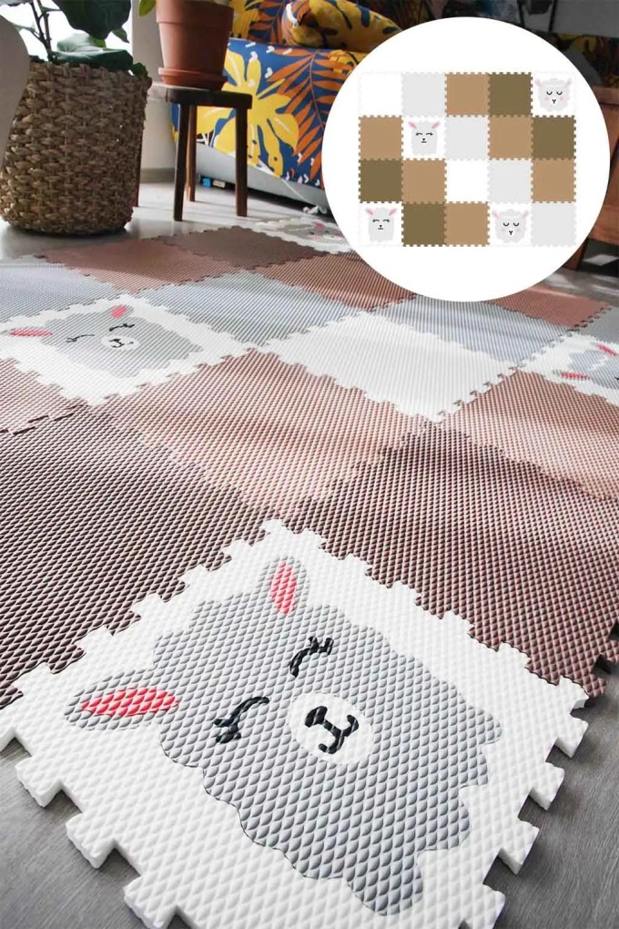 Podlaha skládající se z 20 dílů v různých barvách, snadné a rychlé poskládání jako puzzle