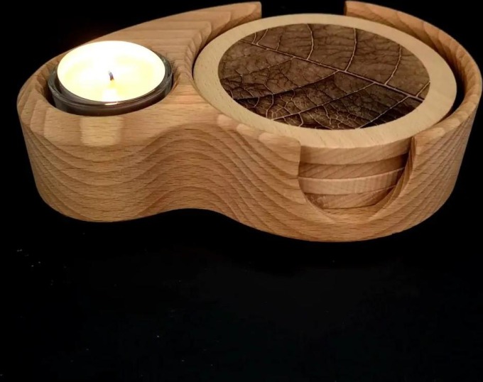 Dřevěný stojánek na tácky a svícen 2v1, vyrobený z masivního dřeva, s potištěnými podtácky a skleněným kalíškem na čajovou svíčku