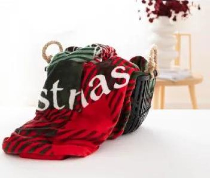 Mikroplyšová deka v tradičních vánočních barvách - útulný parťák na zimní měsíce plný příjemné vánoční atmosféry