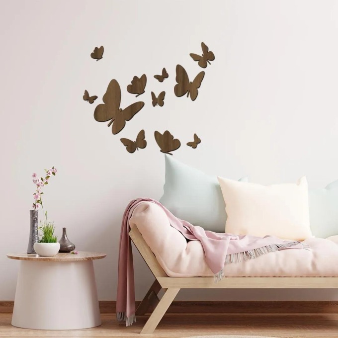 Dřevěná dekorace s motýlky na zeď, rozměry 3-12 cm, barevný vzor ořech