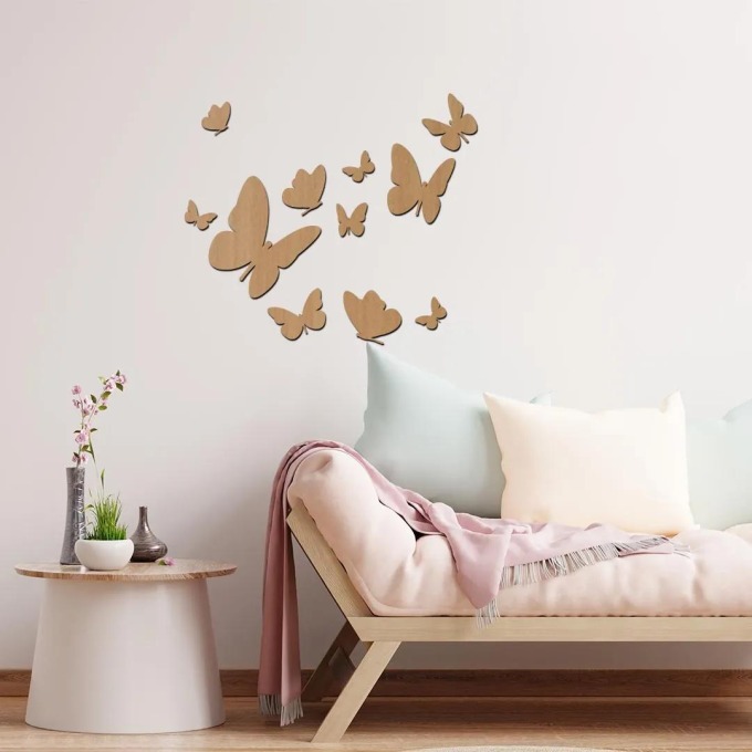 Dřevěná dekorace na zeď s motýlky o různých rozměrech a barevném vzoru buku
