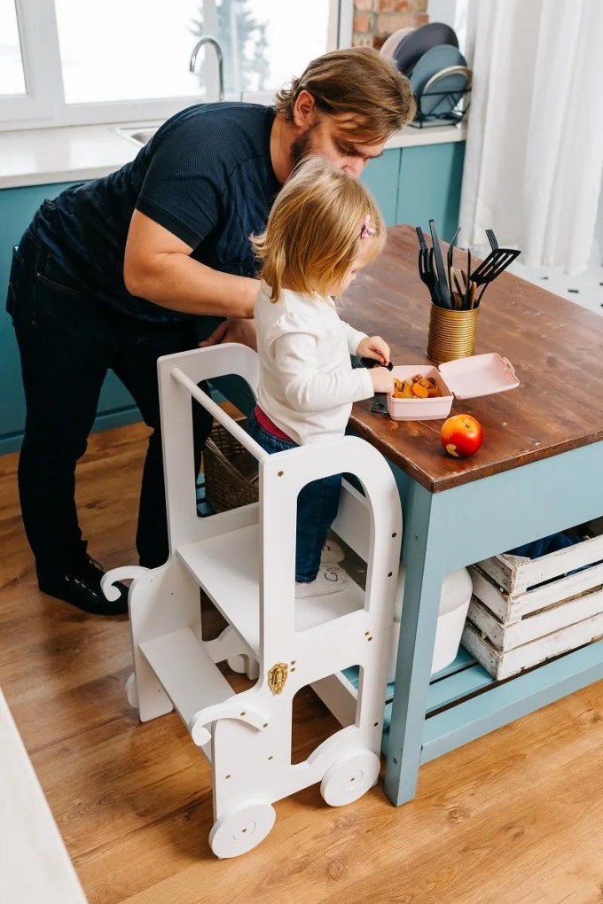 Učící věž 2v1 Trolley bílá by Toddler in Family - Montessori stolička a stoleček na kreslení, vyrábění a jezení v jednom