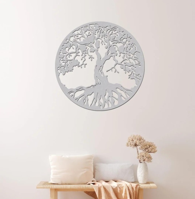 Dřevěný strom na zeď s barevným vzorem šedé barvy a rozměry Ø 30 cm - symbol spojení s přírodou a pozitivní energie pro váš interiér