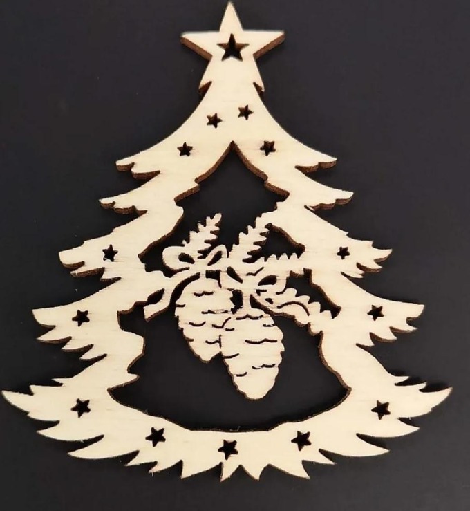 AMADEA Dřevěná ozdoba stromek se šiškami 6 cm