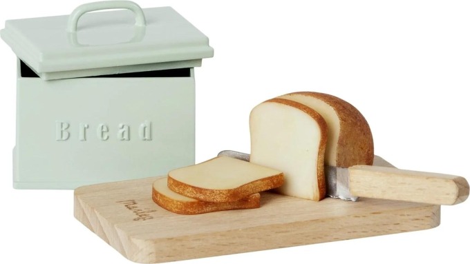 Maileg chlebník s prkýnkem a nožem - Miniature bread box, cutting board and knife