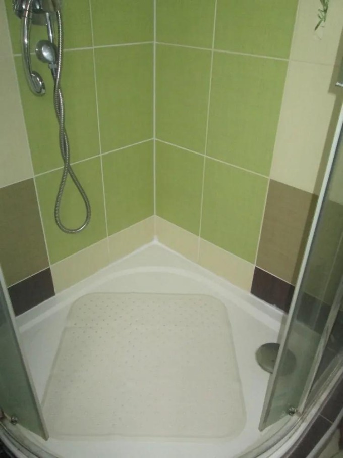 Protiskluzová podložka do sprchy 56x56 cm - Bílá: Protiskluzová rohožka pro sprchy a sprchové kouty s přísavkami na spodní straně, drenážními otvory, a možností vyprat v pračce