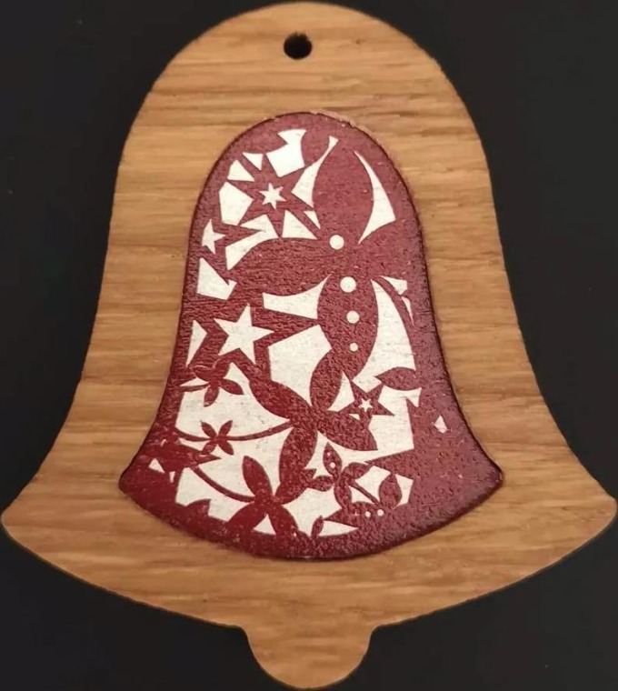 AMADEA Dřevěná ozdoba z masivu s barevným vkladem - zvonek s ornamentem 8 cm