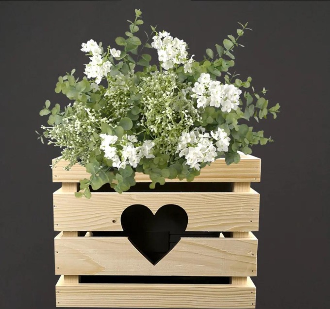 Dřevěný obal na květináč se srdcem, vyrobený z masivního smrkového dřeva, rozměry 27x27x20 cm