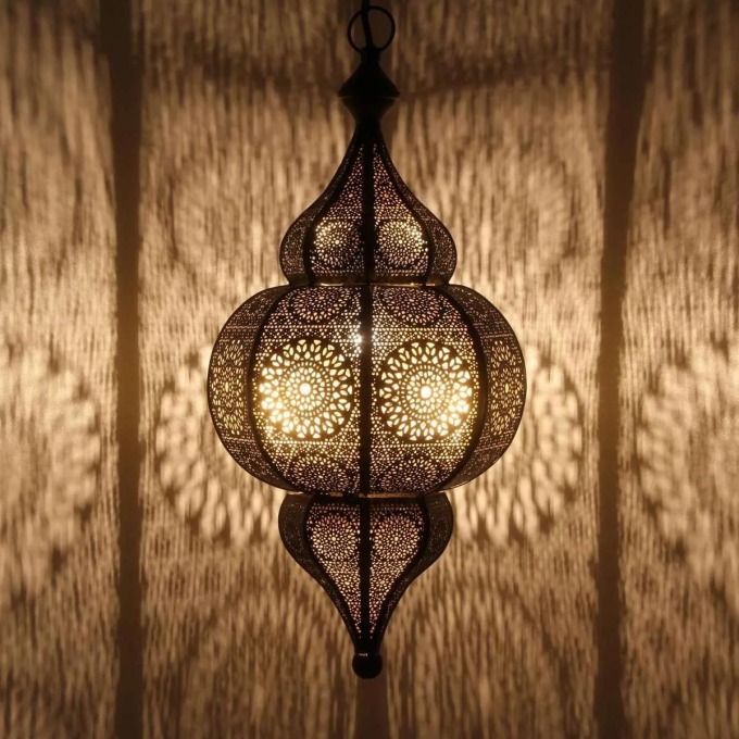 Závěsná lampa s orientálním designem pro vytvoření exotické atmosféry v interiéru