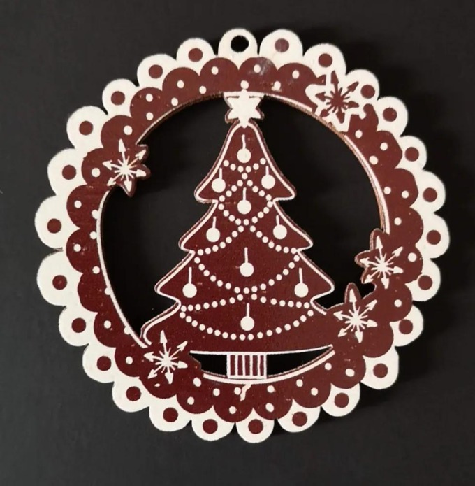 Dřevěná ozdoba perníček tmavý - stromeček 6 cm pro vánoční výzdobu